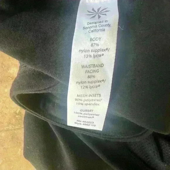 Athleta capri workout pants size medium.  Pre owned good condition black - Picture 7 of 9